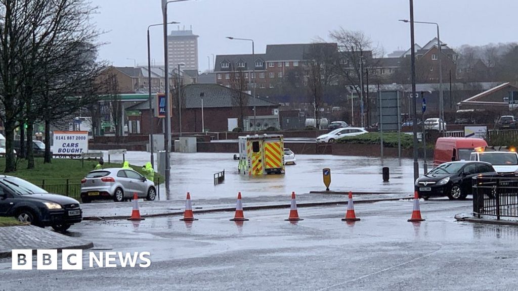 Vehicles left stranded by heavy flooding in Renfrewshire - BBC News