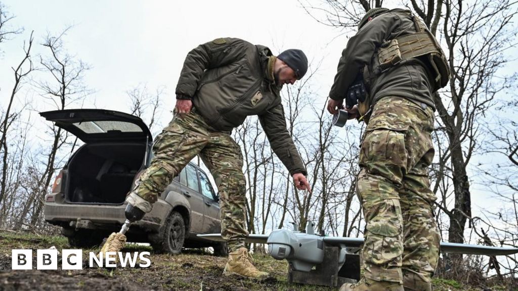 Войната в Украйна: „Изкуственият недостиг“ на оръжия помага на Путин, казва Зеленски