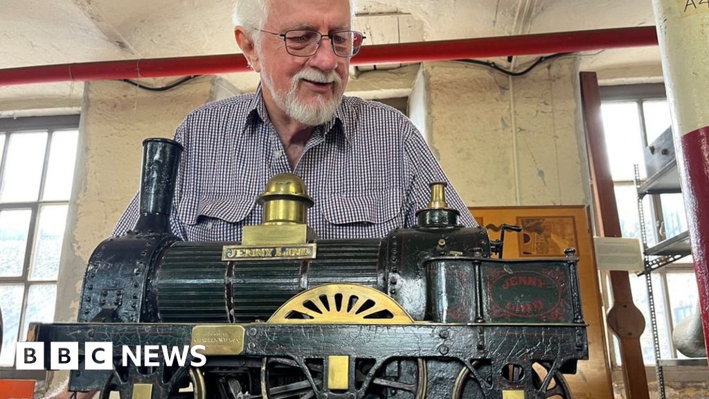 Un bisnieto viajó 10,000 millas a Leeds para ver un modelo de 160 años.