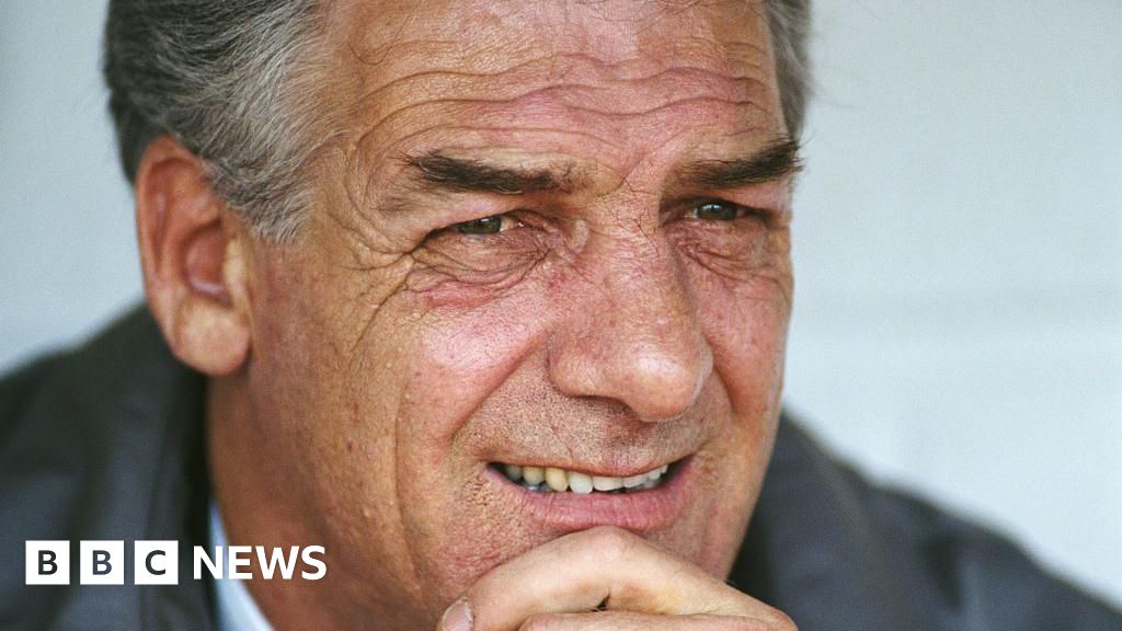 Football manager John Lyall’s personal items sold at auction