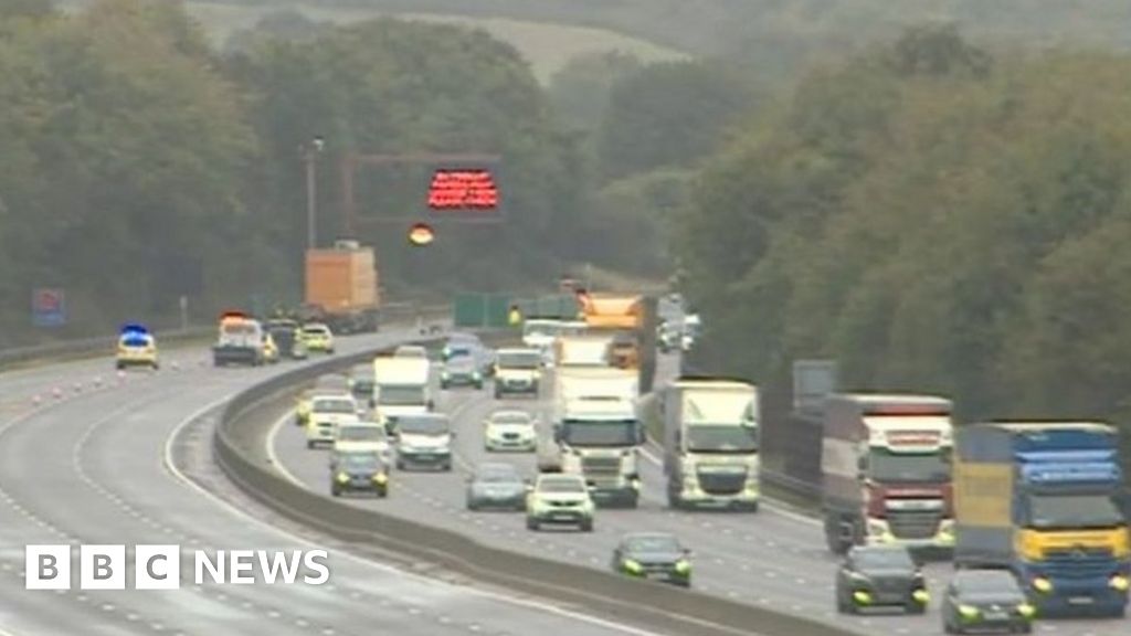 M1 crashes: Two killed in separate lorry and car collisions