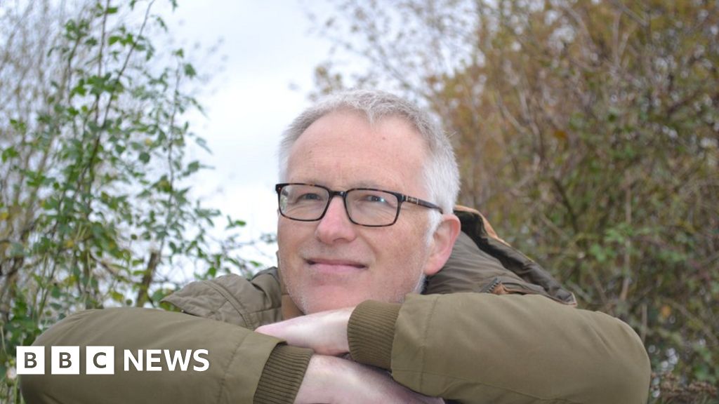 University of Leicester garden appoints first poet-in-residence - BBC News