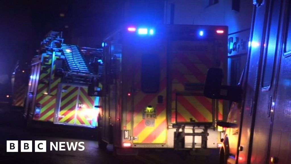 Man dies in hospital after Brighton flat fire - BBC News