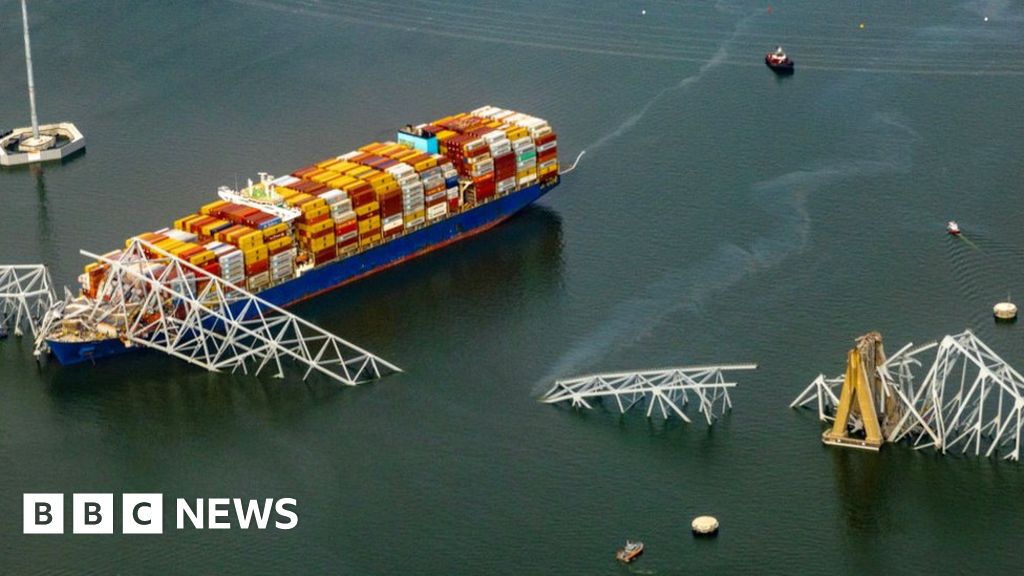 Балтимор съди операторите на контейнерния кораб, който удари и унищожи