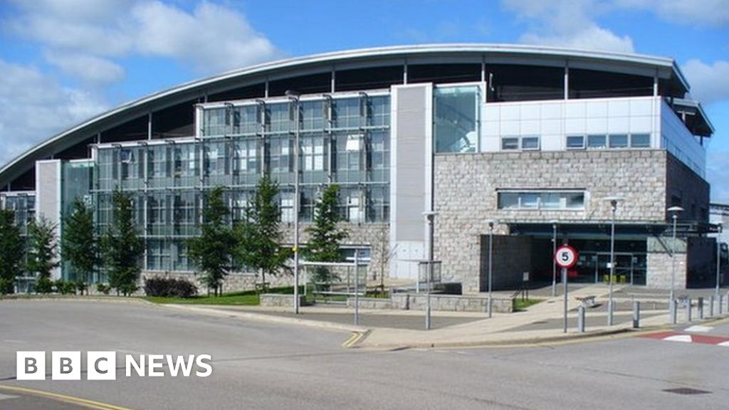 Robert Gordon University in Aberdeen to cut staff costs by £4m - BBC News