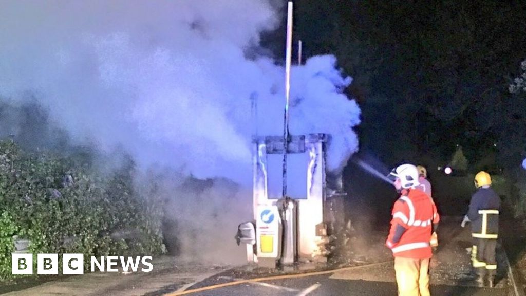 Arsonists target Warburton Bridge toll bridge booth BBC News