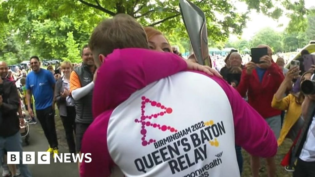 Queen's Baton Relay attracts big crowds in Sandwell BBC News