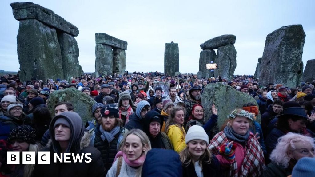 Timelapse shows winter solstice sunrise at Stonehenge