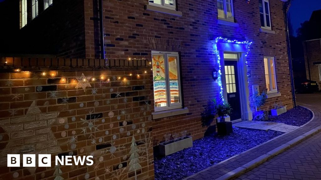 St Ives residents keep Christmas lights up in 'show of solidarity'