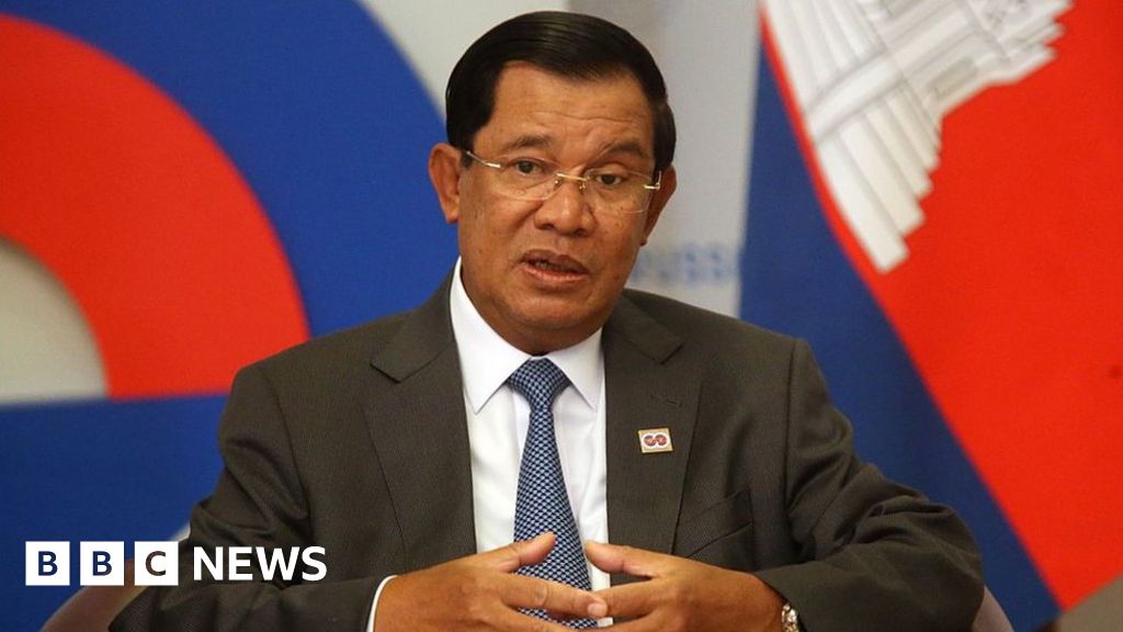 Лидерът в оставка на Камбоджа Хун Сен отбеляза своя 71