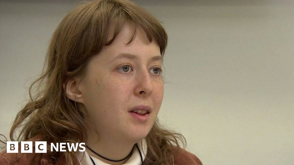 Asperger's woman 'dragged out' of film for loud laughter - BBC News