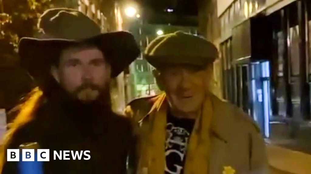 Gandalf meets 'Gandalf': Ian McKellen surprises a fan