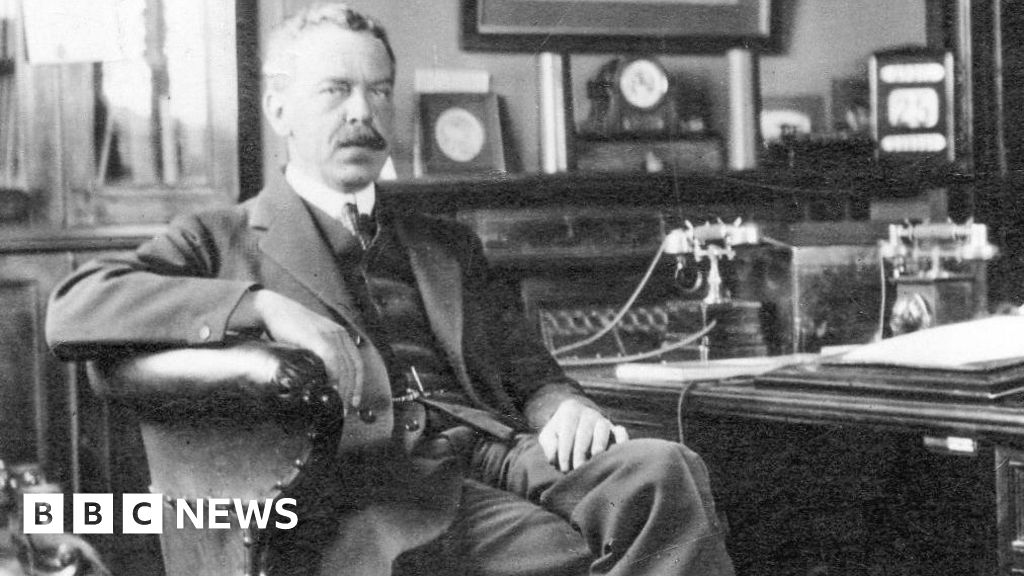 Doncaster Unveils Plaque Commemorating Railway Pioneer Sir Nigel Gresley