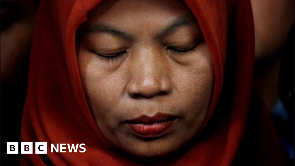 Baiq Nuril Maknun Indonesia Grants Amnesty To Woman Who Recorded Boss Bbc News