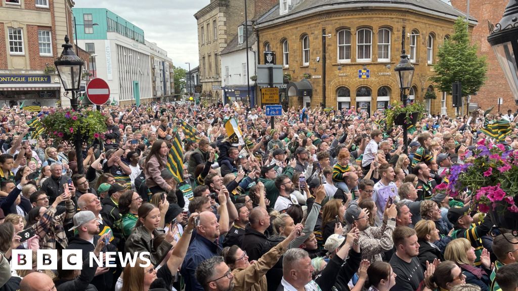 Thousands pack streets for Saints victory parade