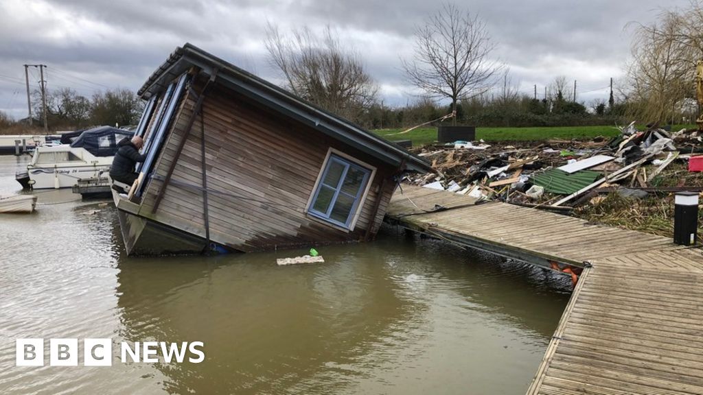 Couple Homeless After Boat Topples In Quorn Marina Bbc News