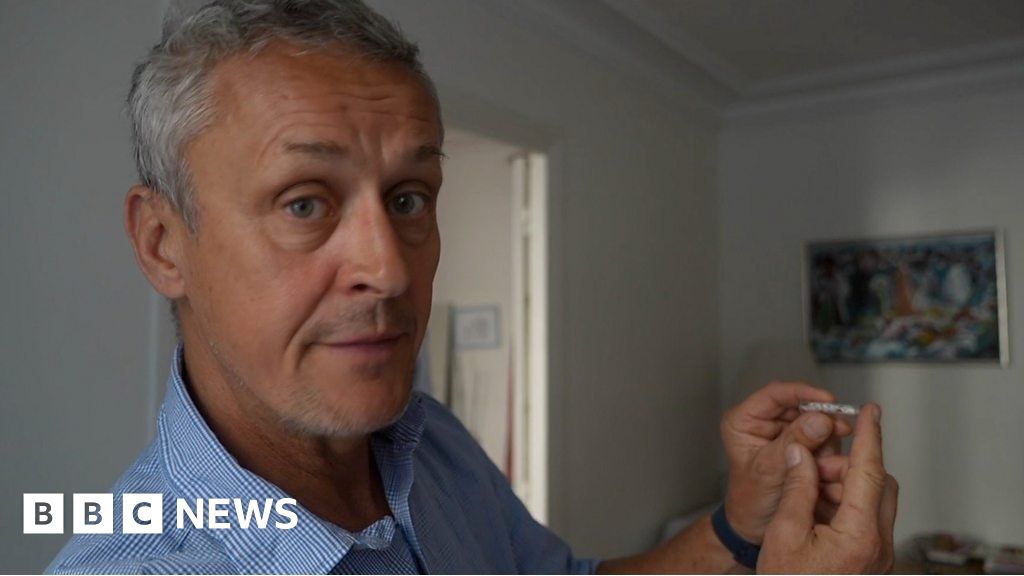 Paris bedbugs: BBC correspondent goes on the hunt as infestations soar