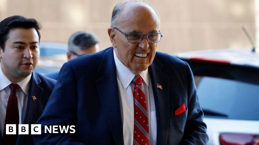 Rudy Giuliani evita testificar en caso de difamación
