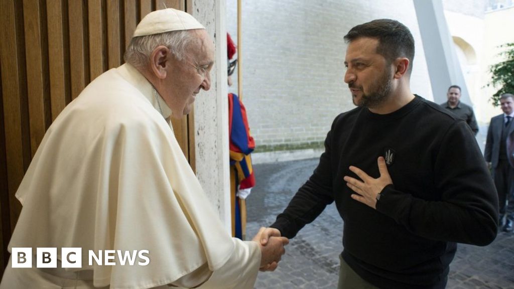 Wojna na Ukrainie: Papież mówi Zełenskiemu, że „modli się o pokój”