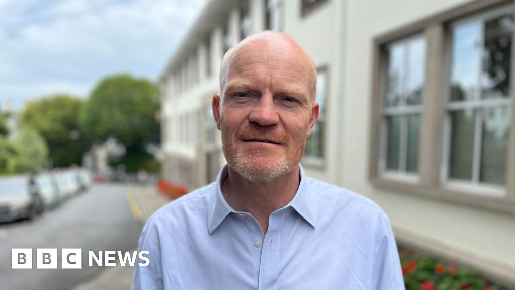 Guernsey ex-chief minister calls for healthcare contract rethink