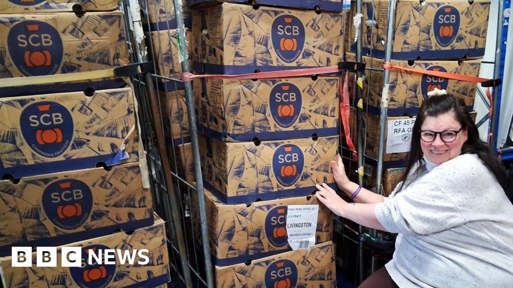 Orkney islanders snap up 38,000 free bananas ordered in error