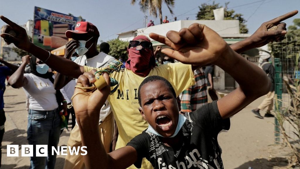 Яростни протести в Сенегал срещу отлагането на президентските избори се