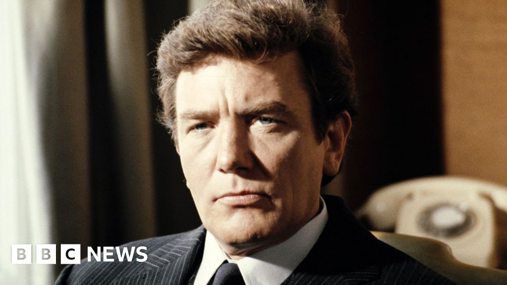 Albert Finney British Actor Dies Aged 82 Bbc News