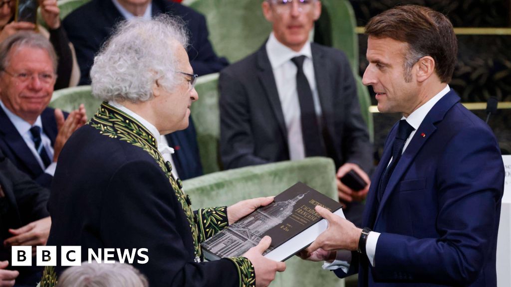 Dictionary of the French Academy presented to President Macron