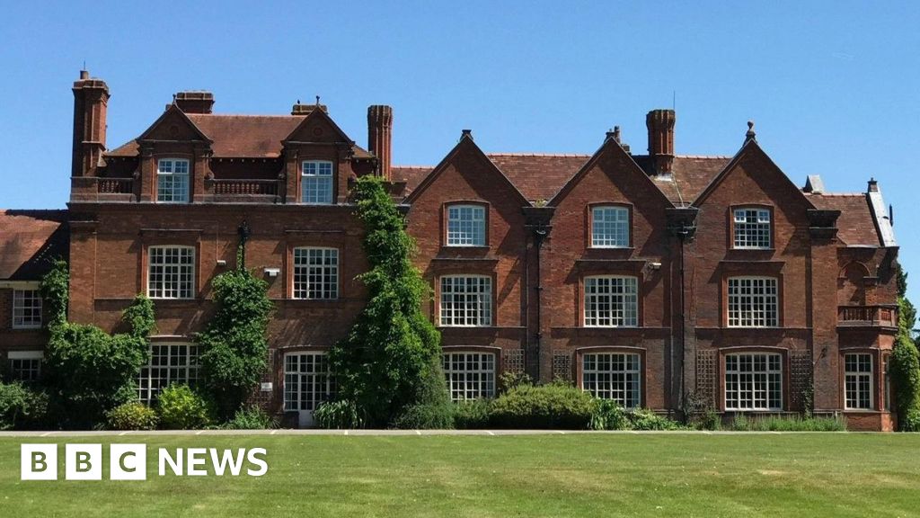 Investigation into Reaseheath student's mitre saw hand injury BBC News