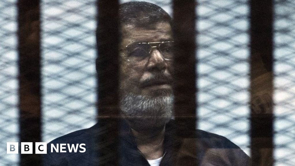 Egypt overturns Morsi's death sentence