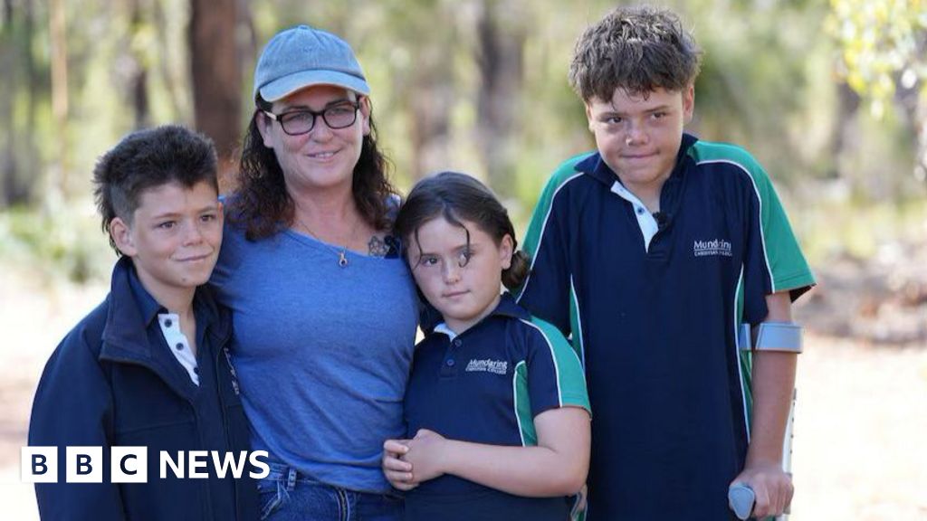 نُشِر تسجيل مكالمة طوارئ لطفل سبح لساعات لإنقاذ أسرته