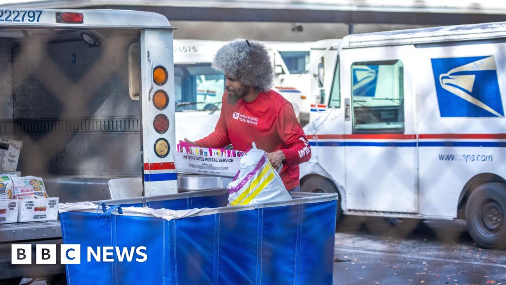 Trump menunda tarif pada paket kecil dari Cina