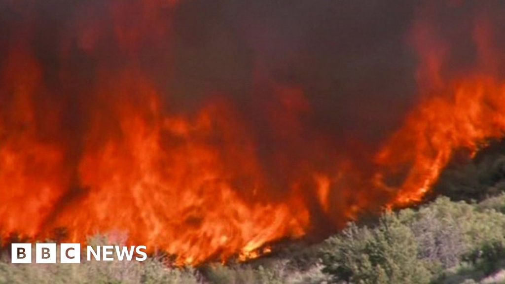 Two killed in California wildfires - BBC News