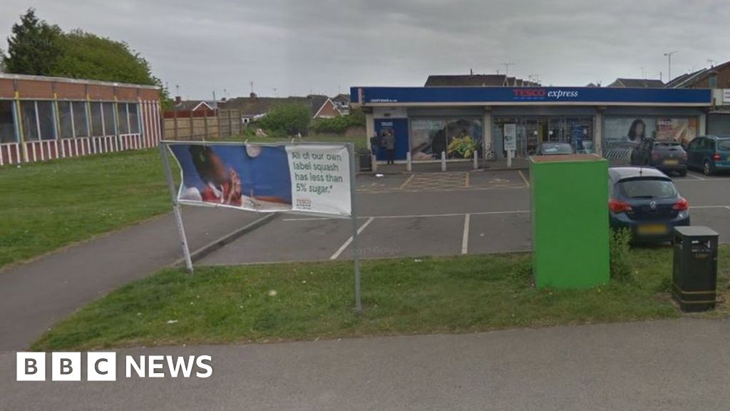 Knifepoint robbery at Tesco Express in Nuneaton BBC News