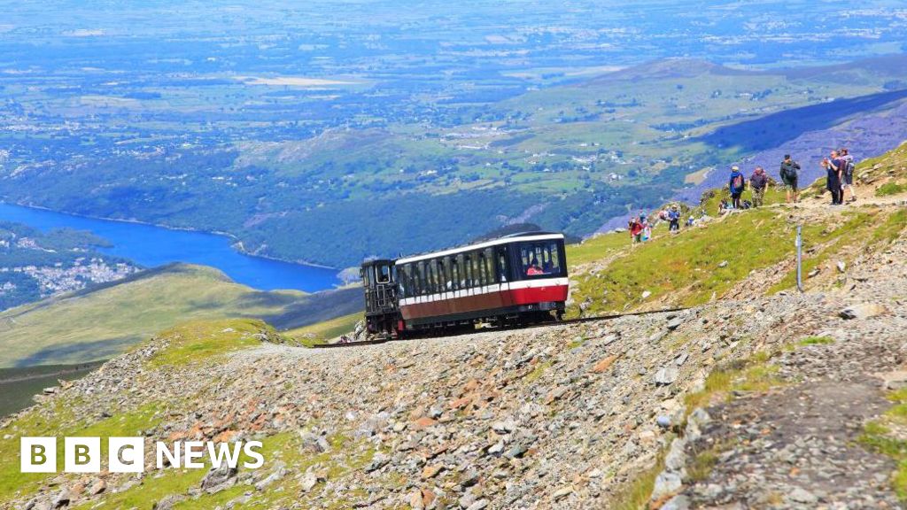 Yr Wyddfa: Snowdon selfies adding to mountain pressures, official says - BBC
