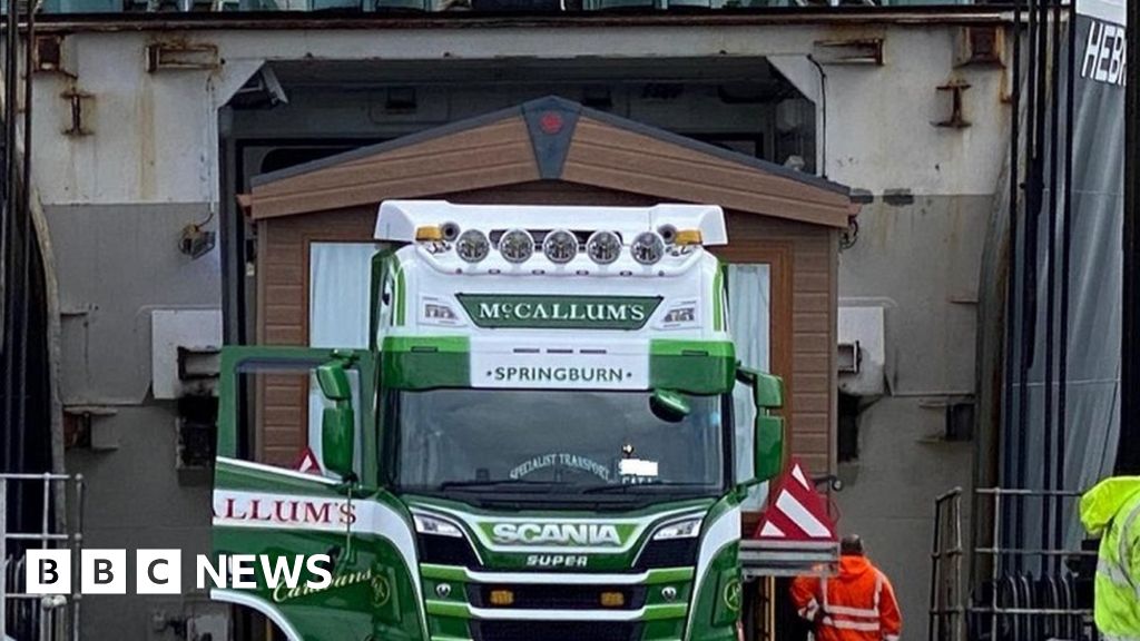 Lorry's wide load delays ferry sailing to Skye BBC News