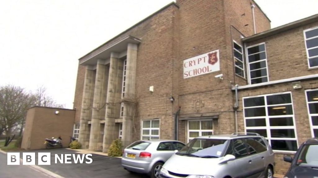 Gloucester's Crypt School plans full admission for girls - BBC News