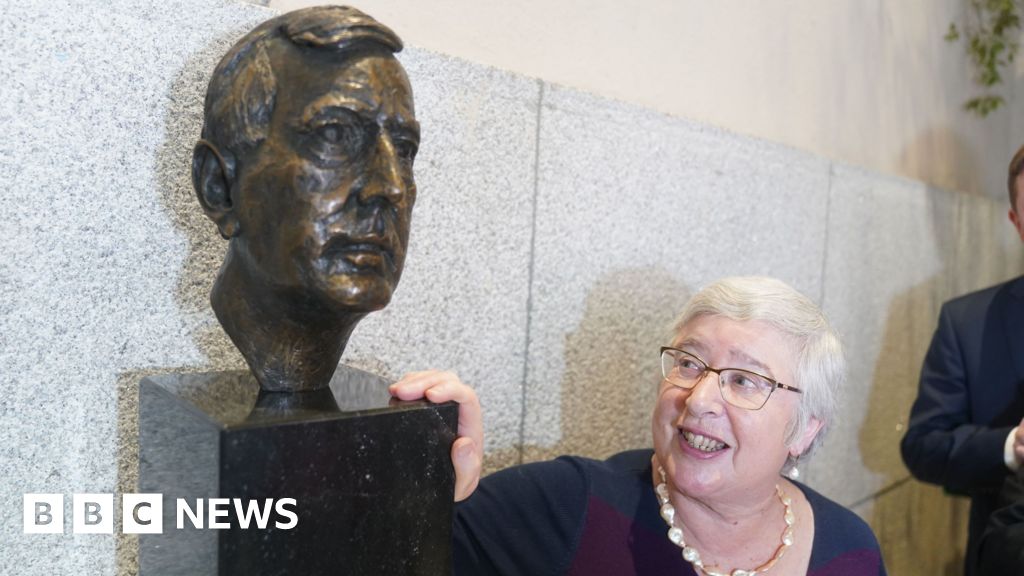 Lord Trimble bust unveiled at Irish Parliament to mark Nobel Peace Prize