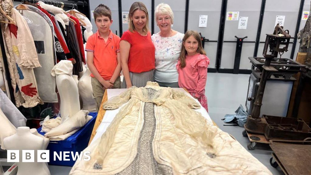 Family finds wedding dress of an ancestor from Leeds from 1910