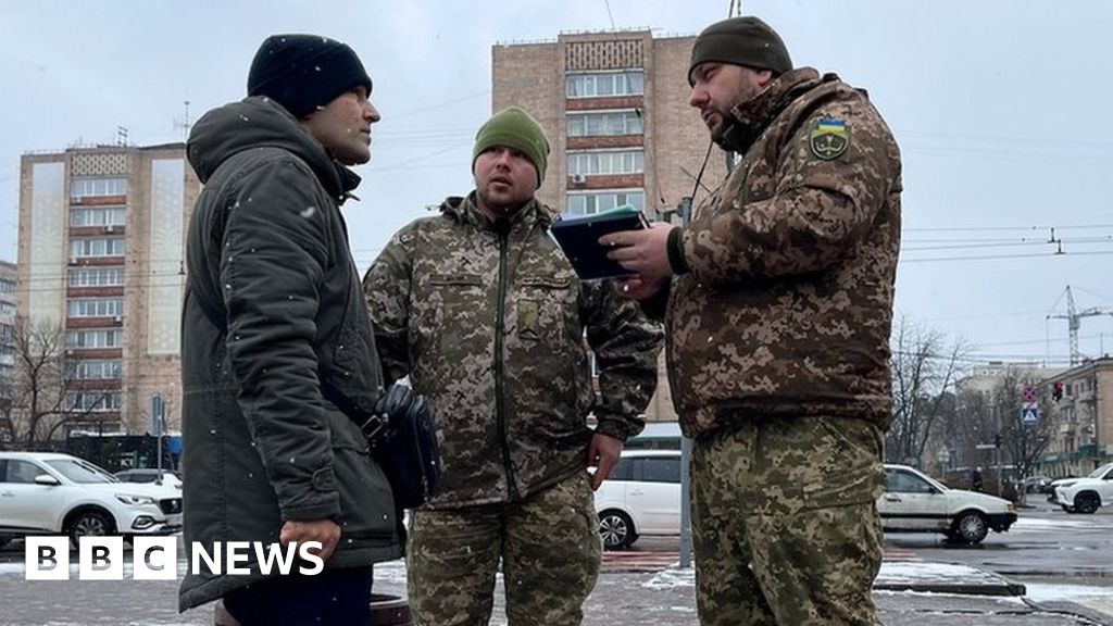 Виснажена Україна намагається знайти нових людей на передову
