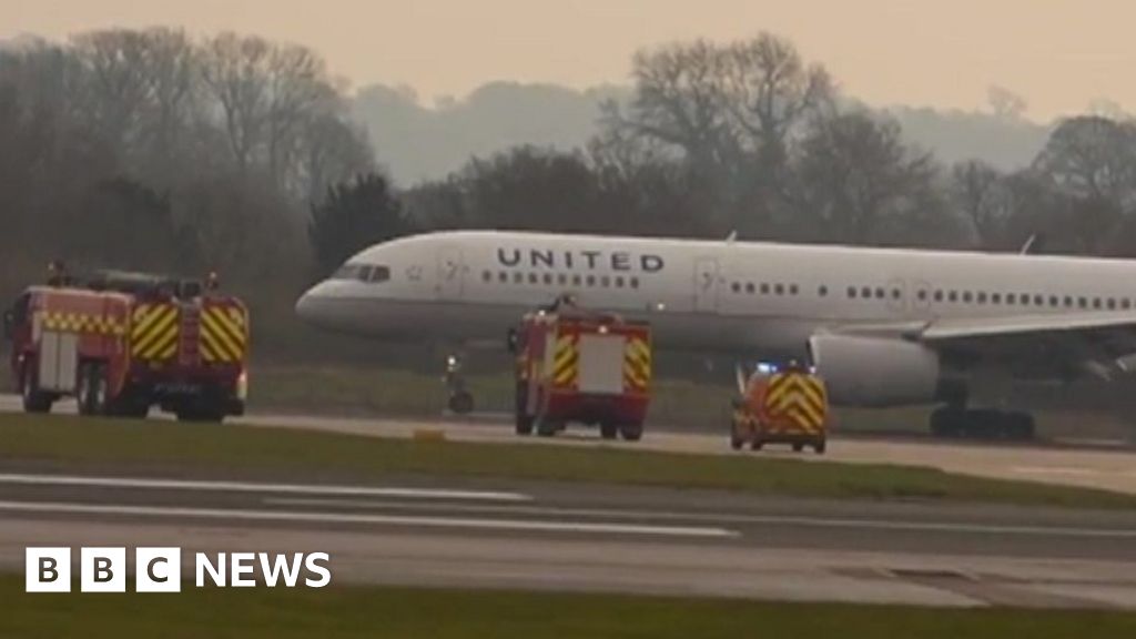 United Airlines Emergency Landing At Manchester Airport - 