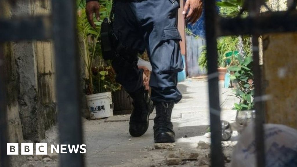 Mexican mob attacks Russian over insults in Cancun BBC News