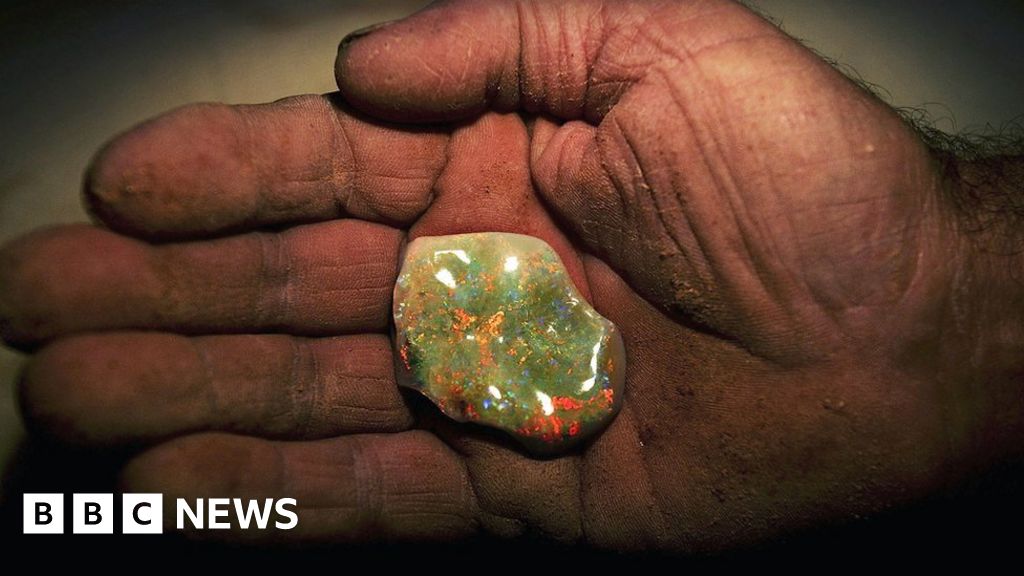 Glittering prize: The booming demand for opals - BBC News