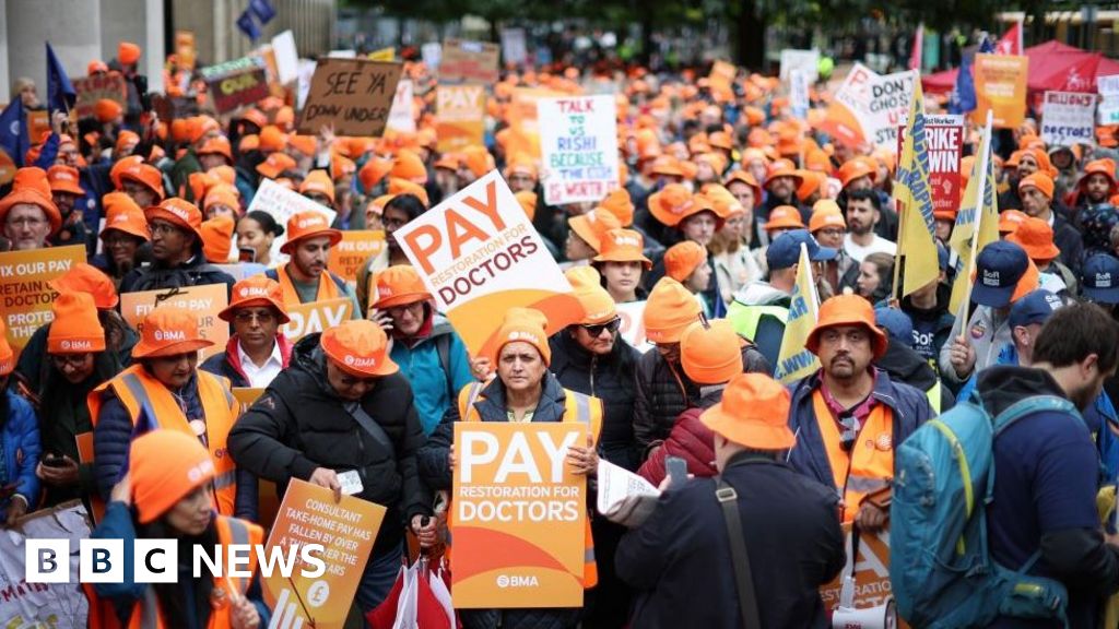 Specialist doctors in England to hold pay talks with government
