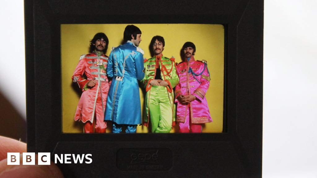 Myth-busting photo of The Beatles from Sgt Pepper shoot up for auction