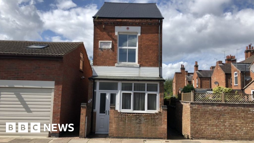 'Smallest detached house' sold at auction in Leicester