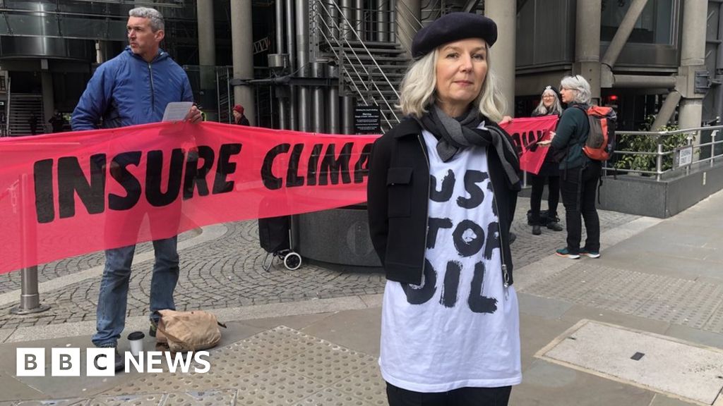 Extinction Rebellion: Lloyd’s of London protest held by activists