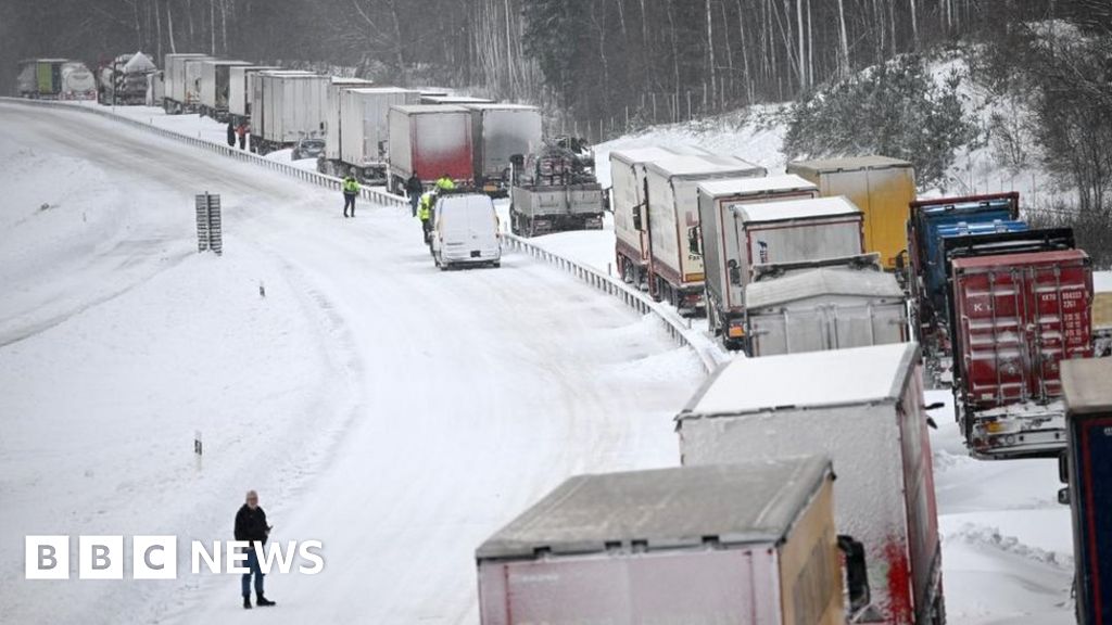 Snow chaos in Sweden leaves 1,000 vehicles stranded on main road E22
