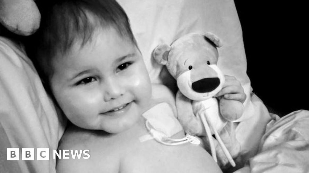 Oscar Saxelby-Lee: Thousands join bid to help boy beat cancer