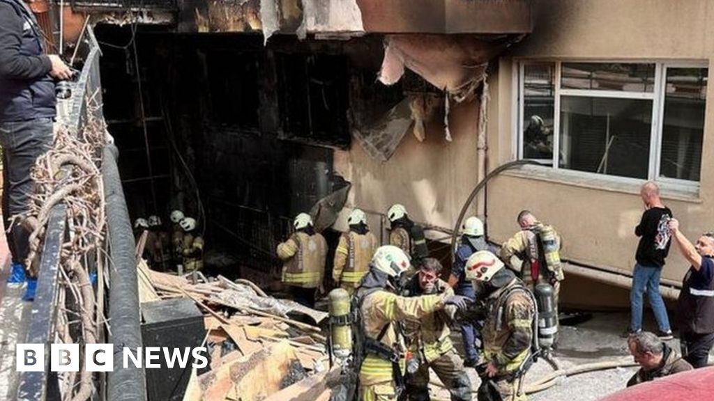 Десетки загинаха при пожар в нощен клуб в Истанбул